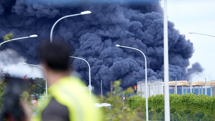 Kebakaran Hebat Gudang Komersial di Bandara Kargo Belgia
